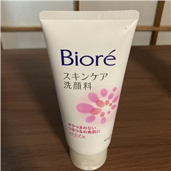 Пенка-скраб для лица с цветочным ароматом Biore Scrub In, KAO 130 г